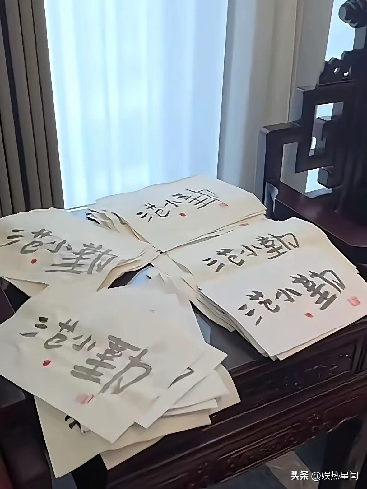 难以置信，范小勤竟然在直播间卖自己的书法作品，单幅作品价格高达188～228元之