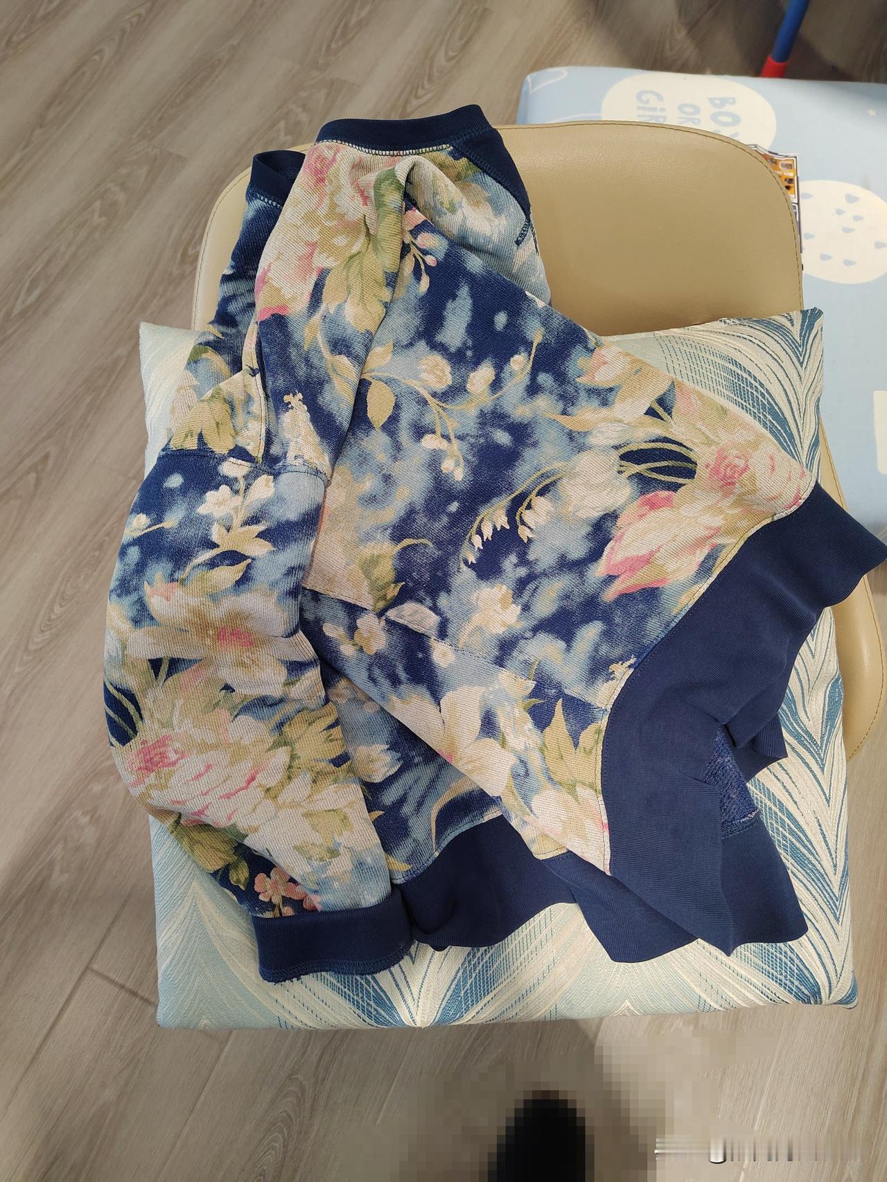 今天上午，闲来无事，在家翻箱倒柜儿，居然找到了一件大花朵的纯棉T恤，印象当中已经