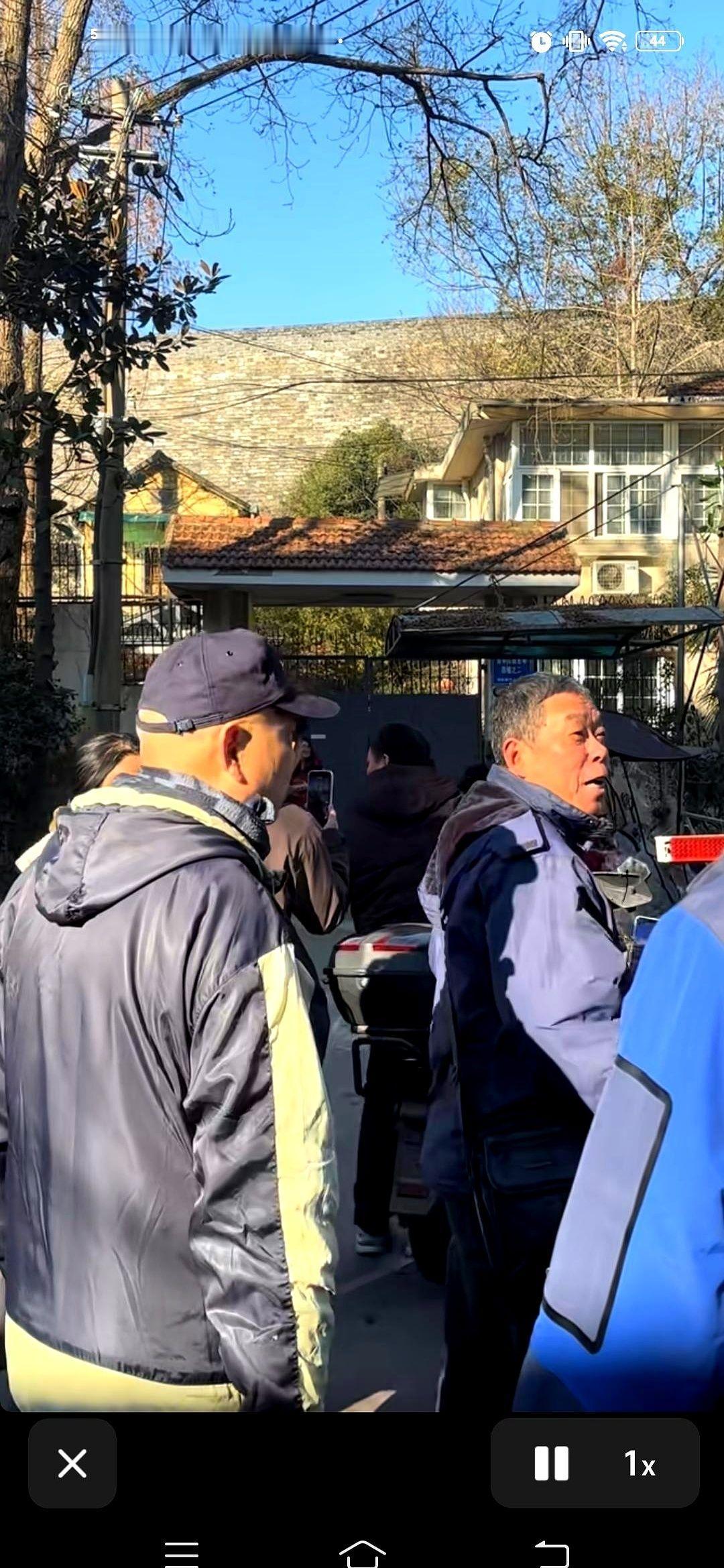 一栋常年黑灯瞎火的大别墅，突然亮了整整一夜。
你说巧不巧，就在这风口浪尖上。
里