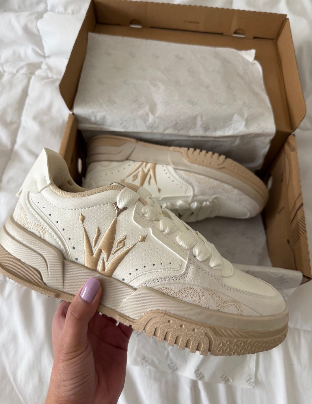 约老师的板鞋系列Joker Vibe后跟着实还挺帅看到别人发的开箱，质感看上去特