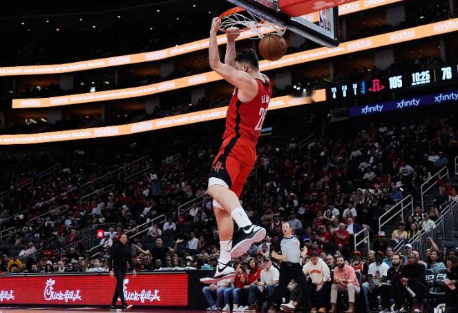 今日火箭球星申京在球队训练结束后接受了媒体采访。记者：“你如何评价自己到目前为止