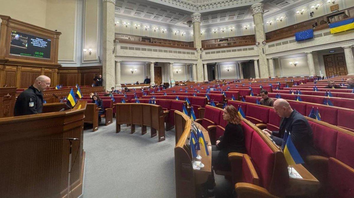 📸乌克兰新任能源部长在几乎空无一人的议会大厅里谈论该国的能源危机。海外新鲜事热