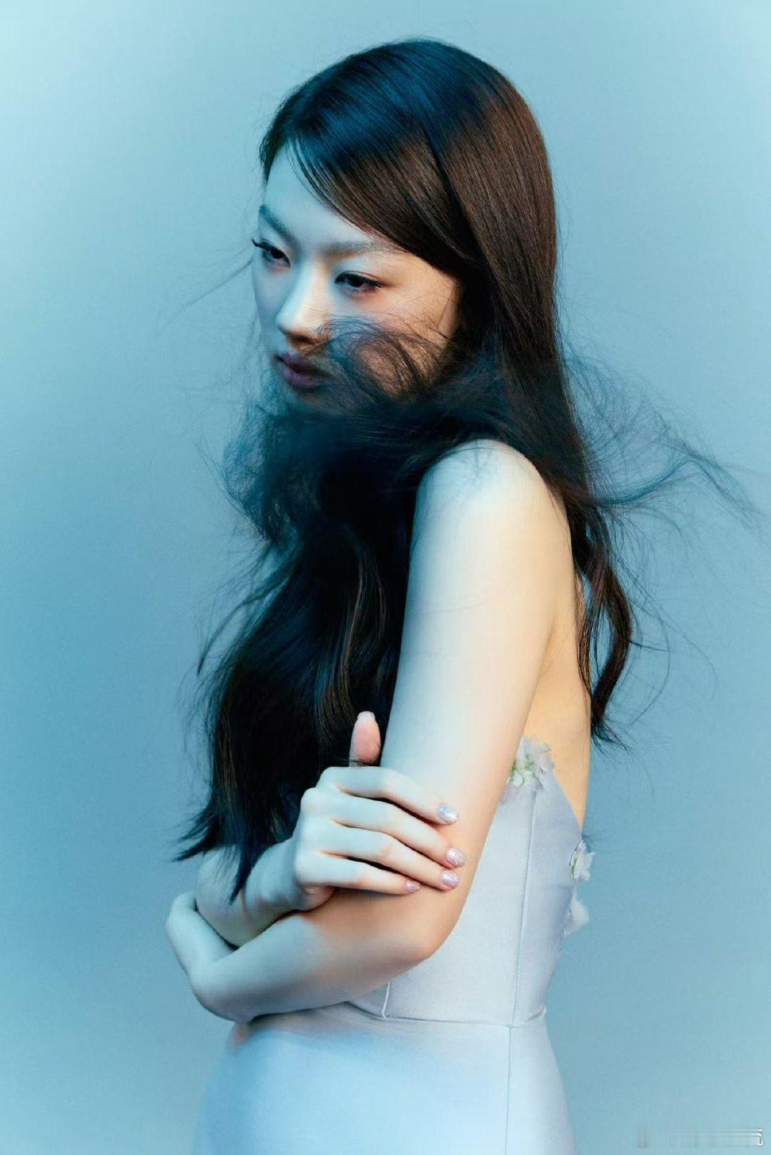 单依纯蓝帽子今晚的单依纯也太美了，高级感拉满~ 蓝帽子一戴像把晴空戴在了头上，清
