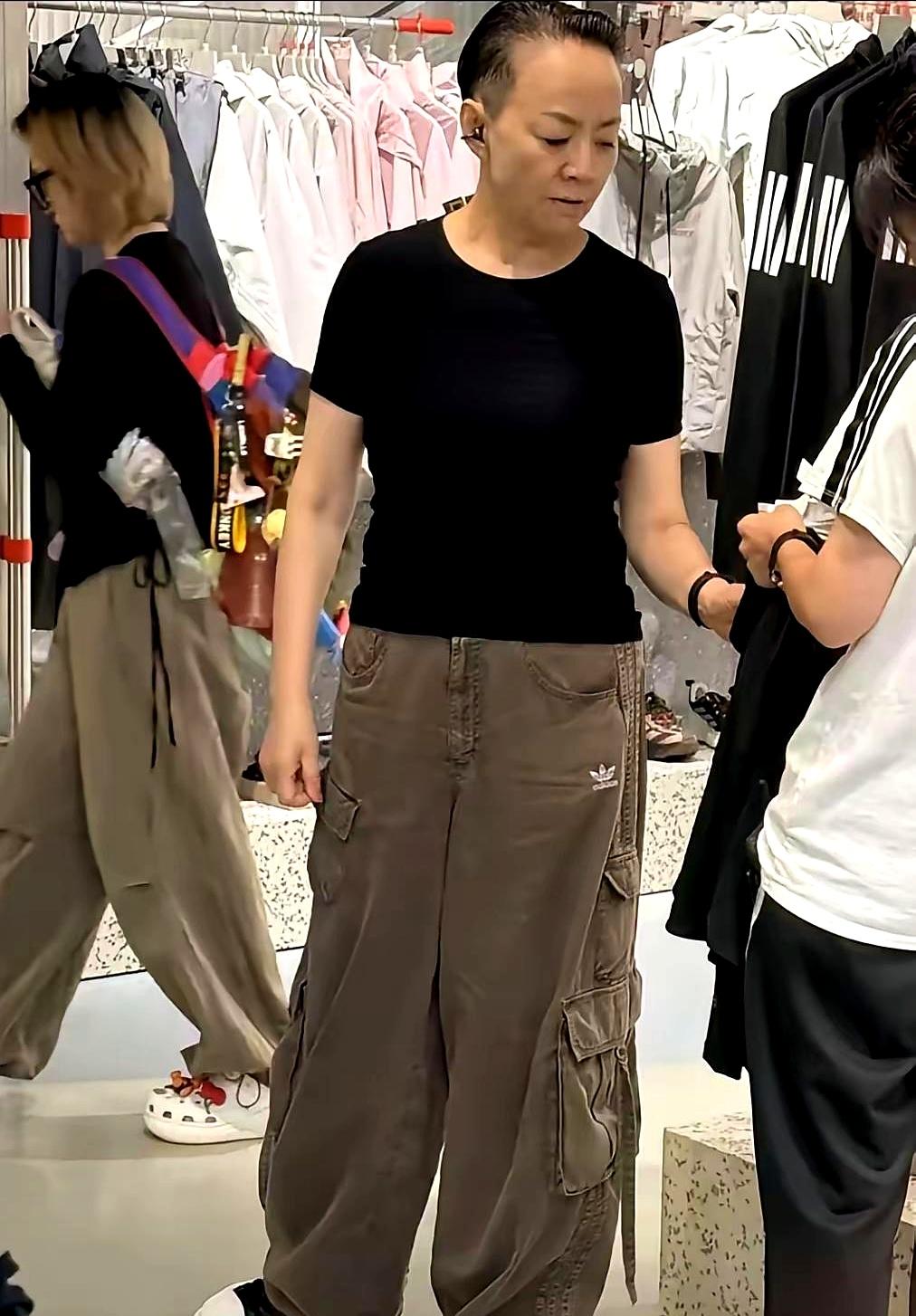 街头镜头里，宋丹丹慢慢牵着两个小男孩，步子不急，眼神整路都在照看。
多年离婚之后