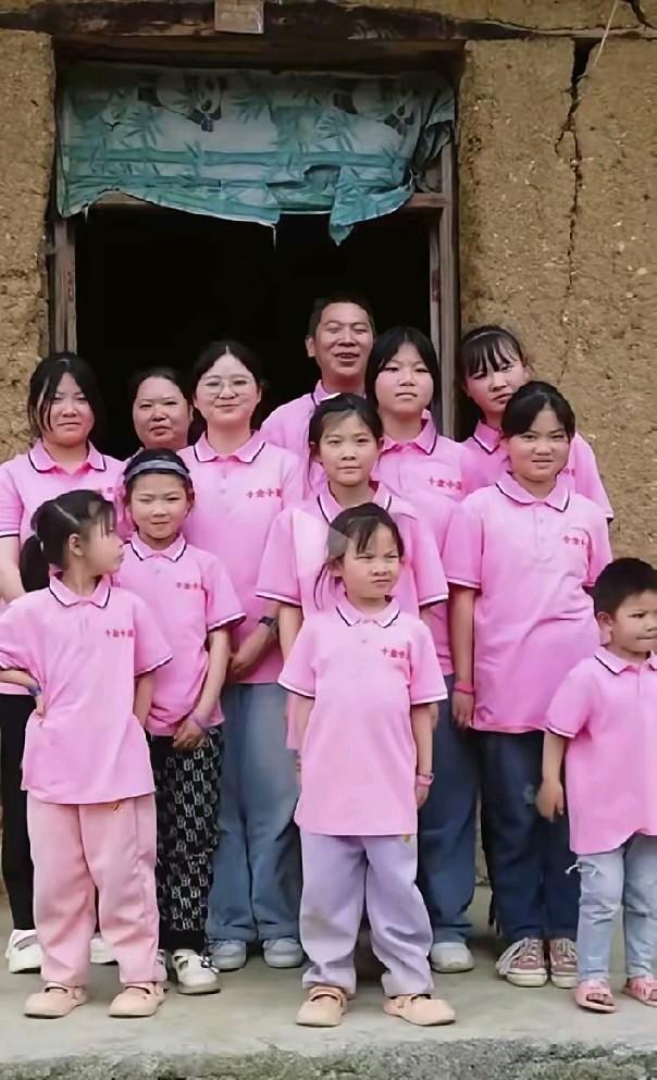 这对夫妻忒伟大了，伟的太大了，从结婚开始生，一口气生了十个娃，一直生到绝经拉倒了