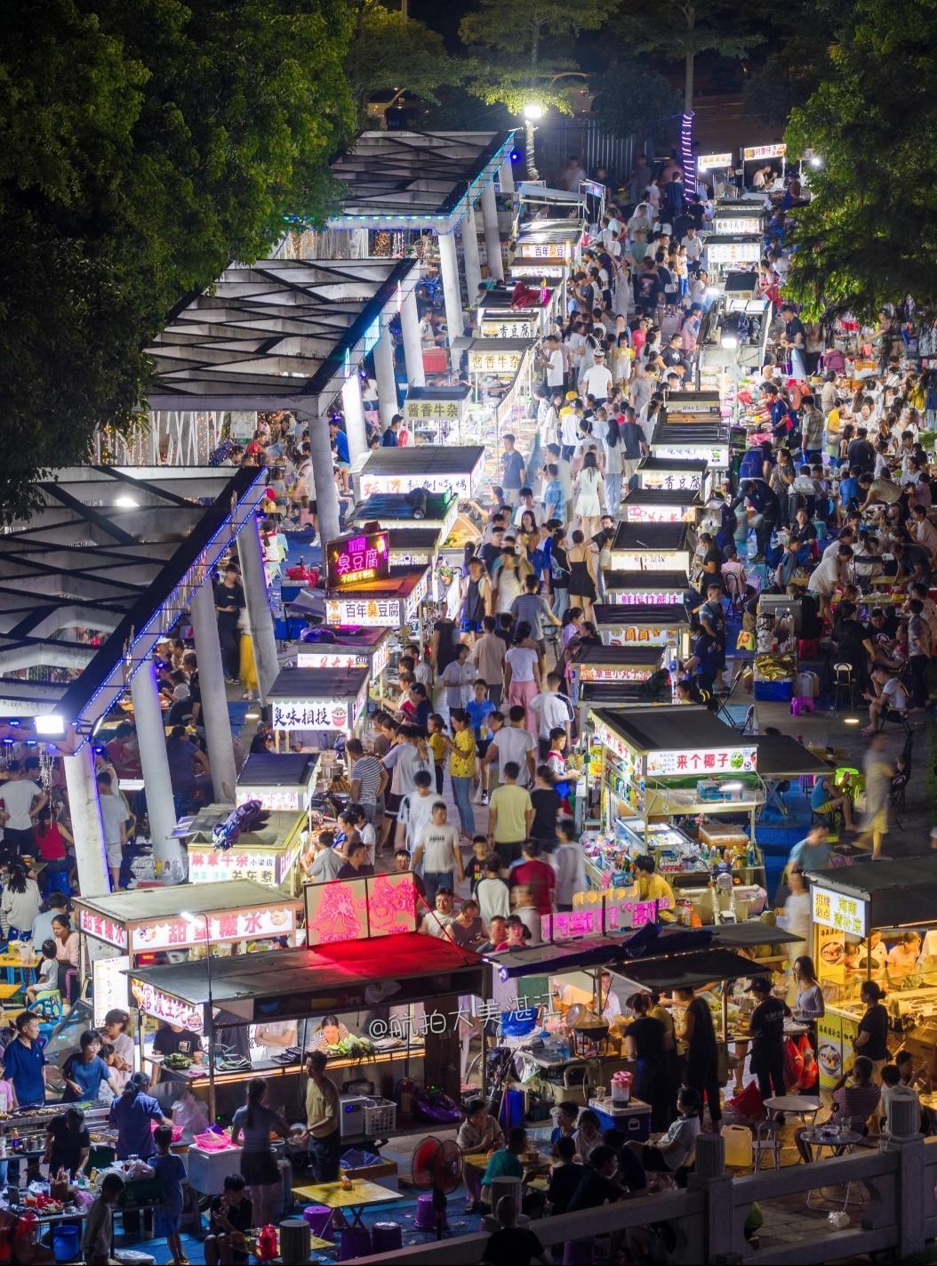 海外网红直播中国老街，弹幕瞬间刷屏：原来这才是真实的中国烟火
 
一位百万粉丝的