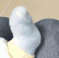长有福相的小孩哥挺逗滴，被小姨训斥后知道如何处理，将自己关在屋里，还掂了掂两只小