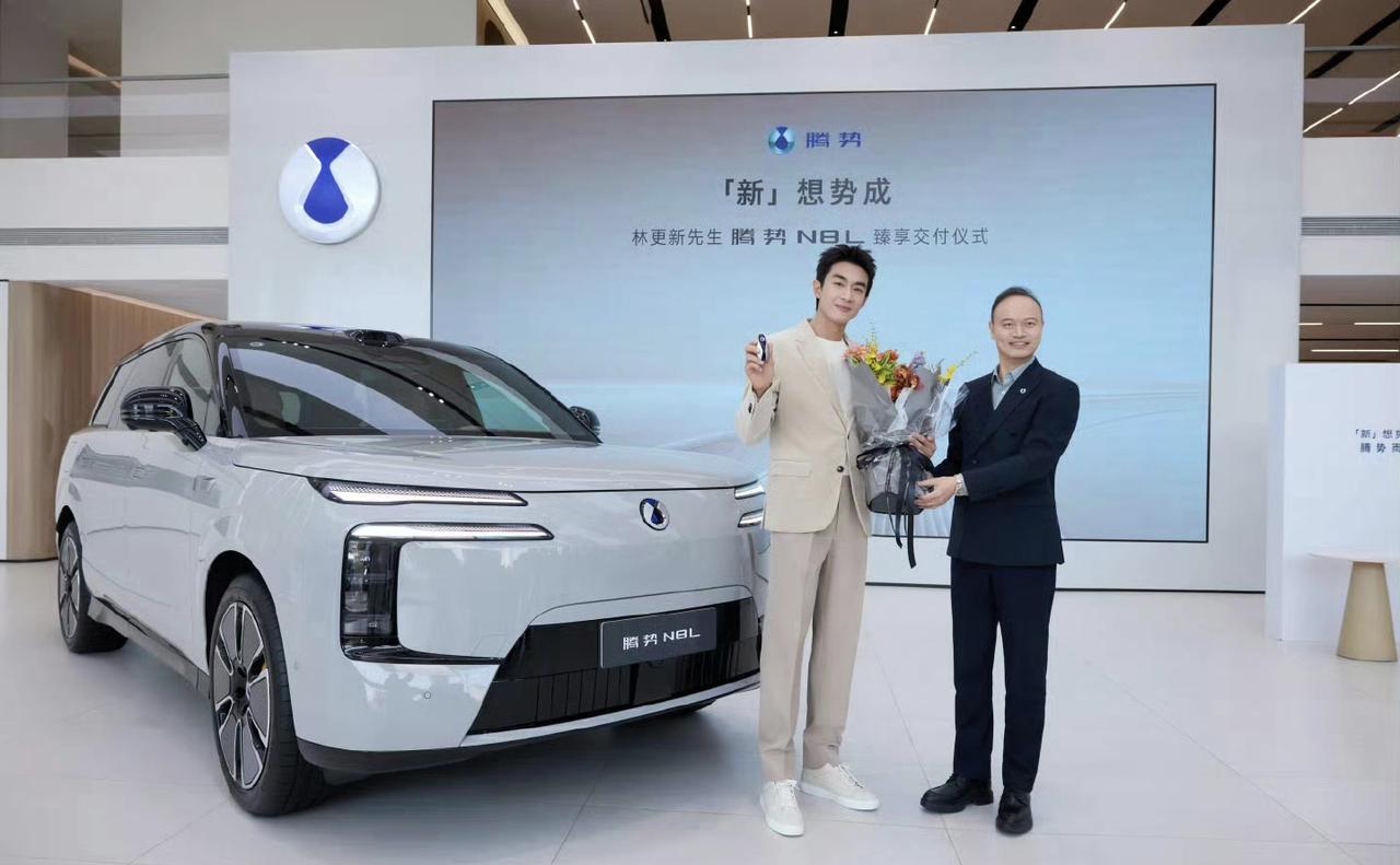 林更新喜提腾势N8L！腾起汽车再虏获一明星！这种中大型SUV，除了电动化、智能化