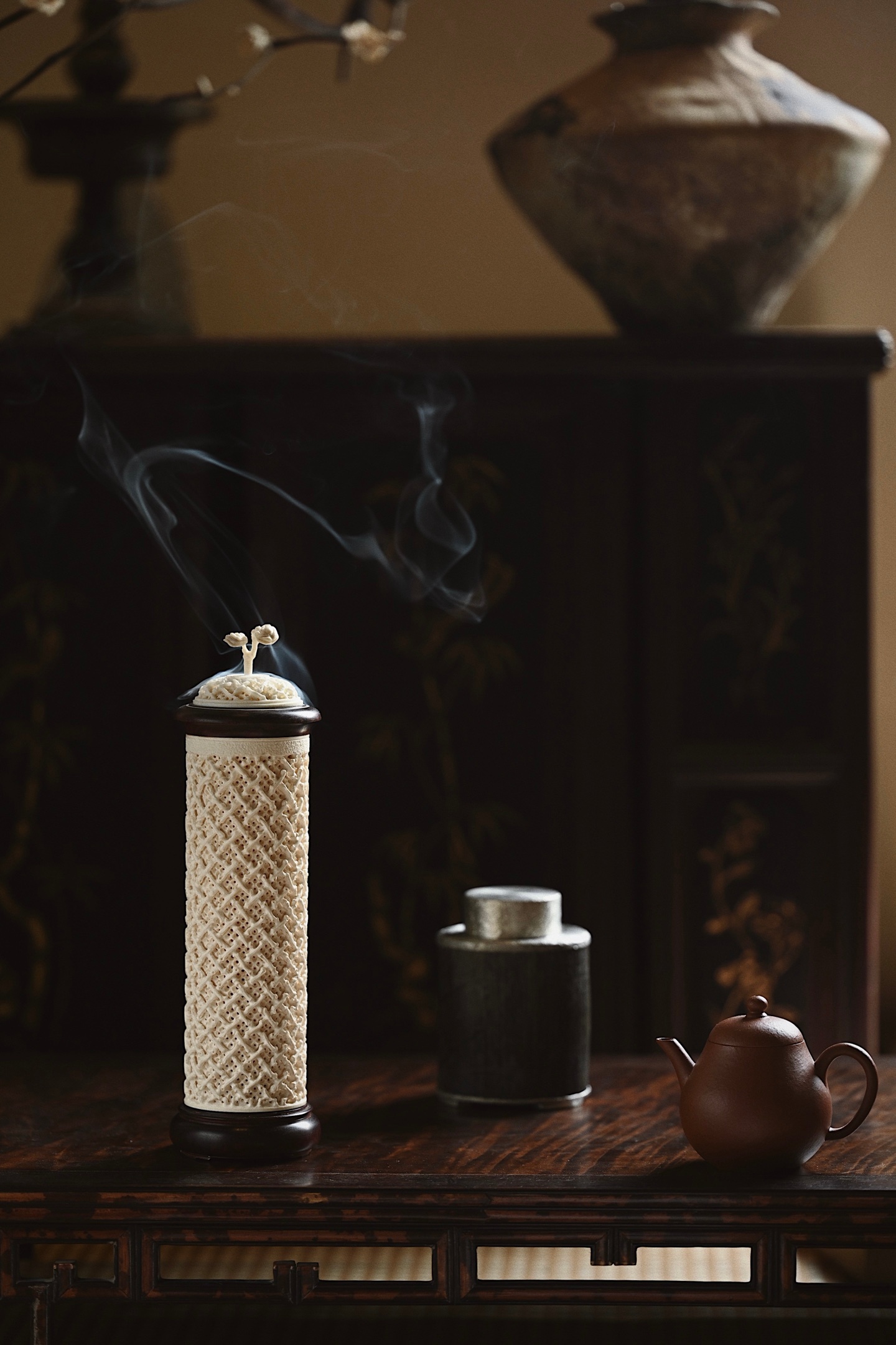 猛犸x紫檀x鹿角 | 玲珑 香炉筒身通体采用镂空透雕工艺，以藤蔓交错编织，缠绕回