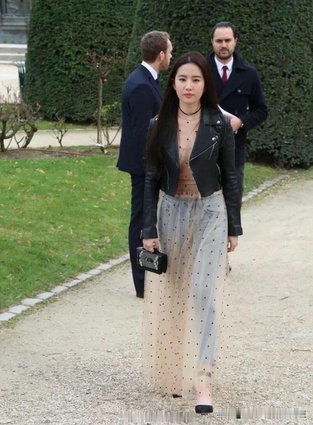 有网友在国外遇见刘亦菲，拍下其照片发到网上，不得不说昔日的小龙女也越发成熟起来了