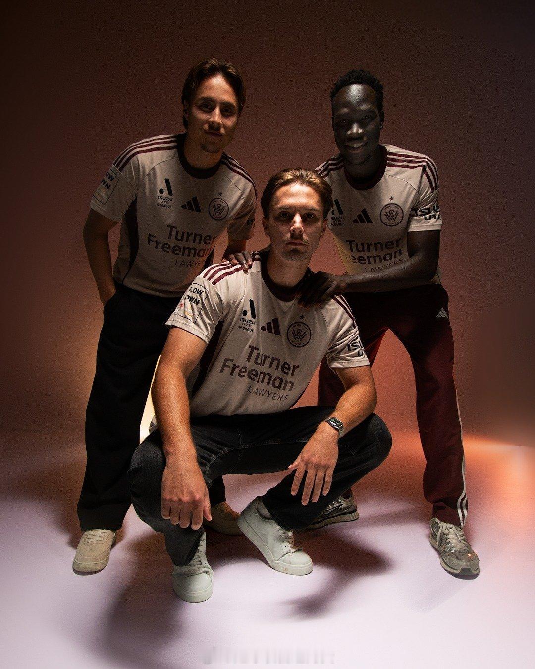 西悉尼流浪者发布25-26赛季第三球衣。贤聊球衣球衣资讯阿迪达斯