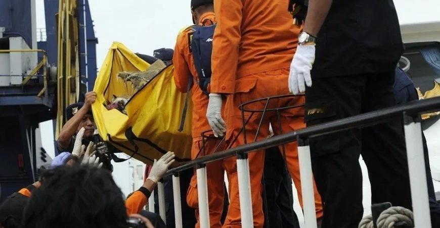 【印尼一客轮倾覆，52人死亡，83人失联】当地时间9月25日，印尼国家搜救局官员
