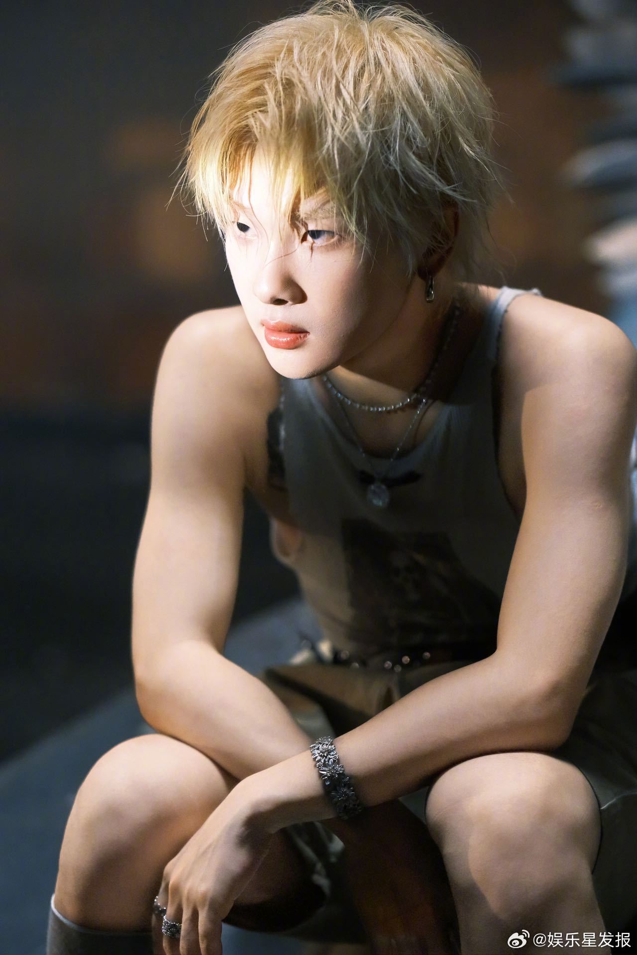 周震南吊系男爱豆  你是有什么小巧思在的吗？从《FFF》到《BBB》，一直在空中