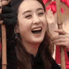 小姐姐笑的可真开心。