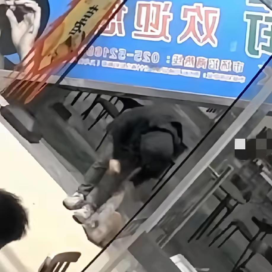 昨晚店里进来个在门口翻垃圾桶找吃的年轻人，他低着头跟我说，行李让人偷了，到现在饿