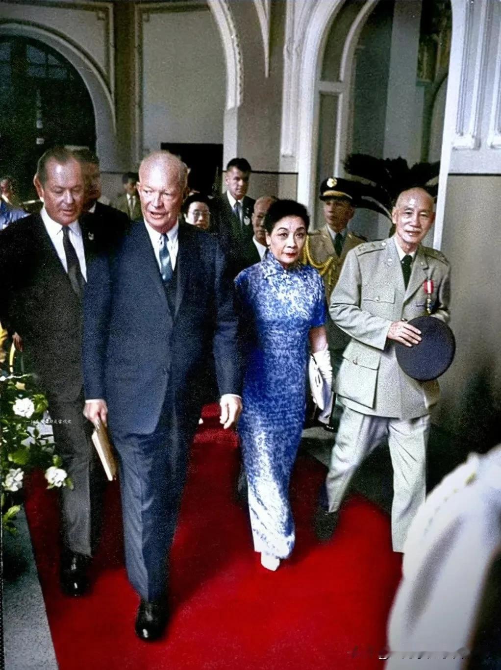 1960年，蒋介石、宋美龄、艾森豪威尔 ​​​，当时处于冷战高峰期，美国为遏制苏