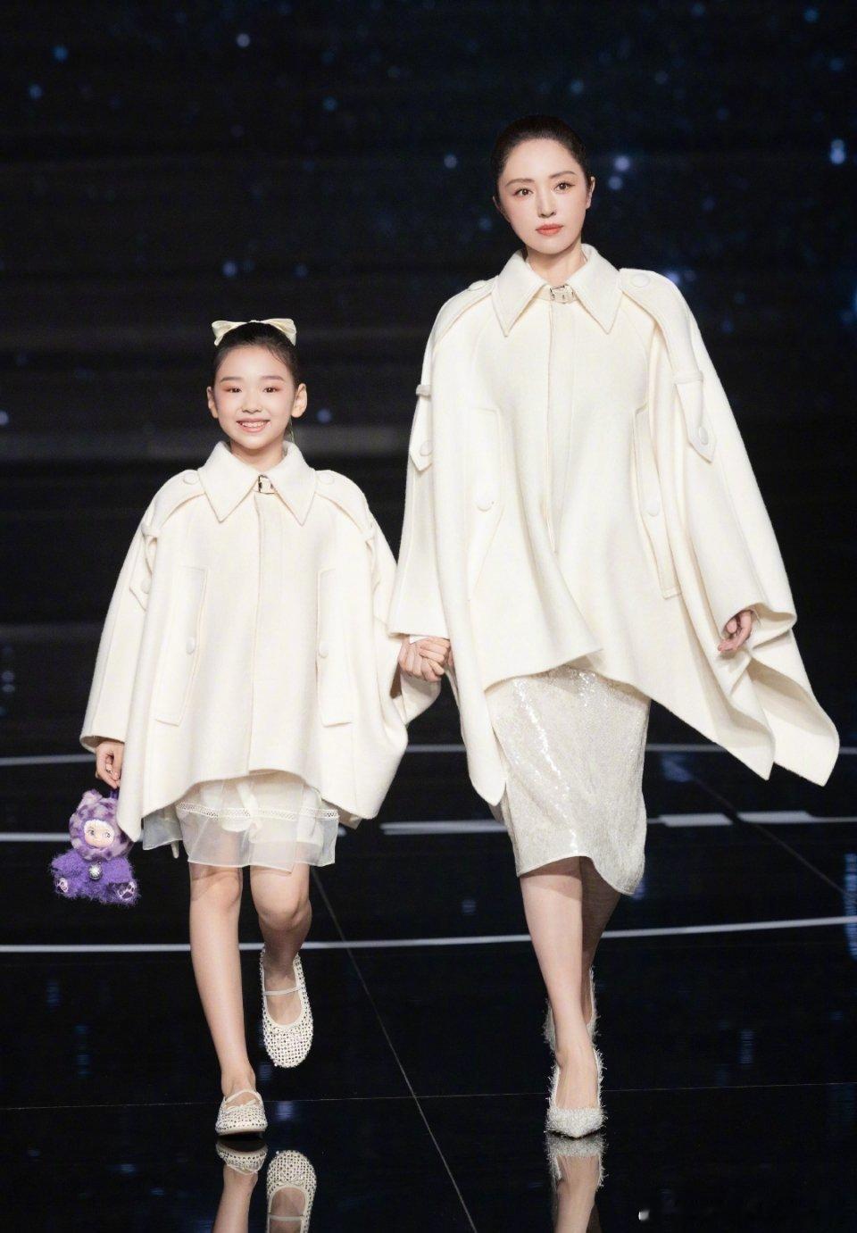 小酒窝这可爱劲儿，真是挡都挡不住。妈妈文静范儿，女儿活泼范儿，反差好萌。甜馨小酒