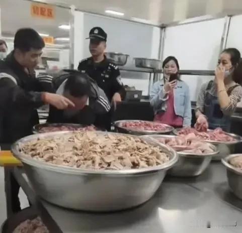 [屎]食堂臭肉的两个罪魁祸首找到了。第一个是长丰学校，对食堂承包这等重要之事竟然