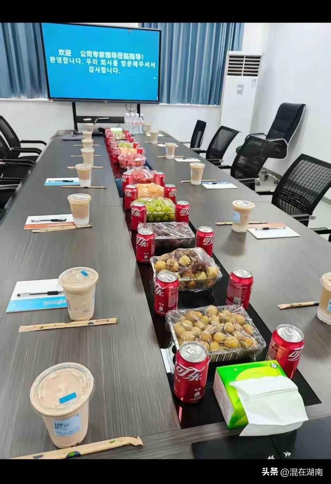 夏日生活打卡季夏日开会的标配，冰奶茶配冰可乐，水果也是夏日开会不可或缺的一部分！