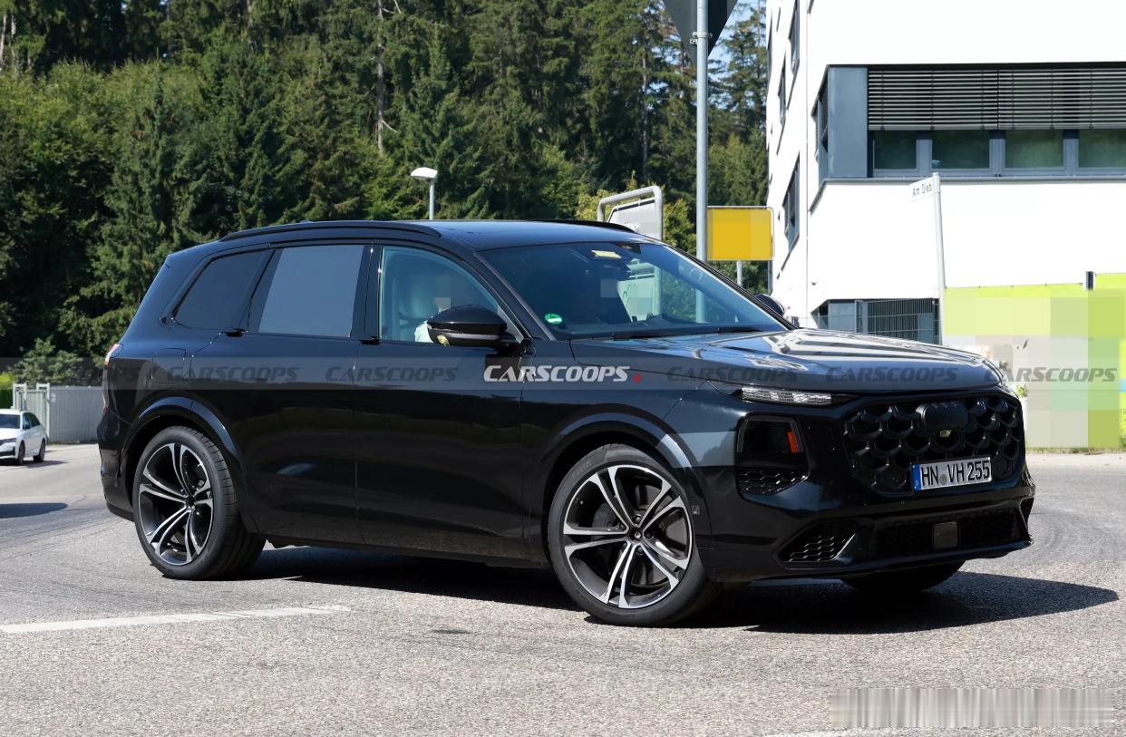 全新奥迪Q7全新一代奥迪Q7，首次以无伪装姿态曝光。 前脸最新家族风格，有高阶智
