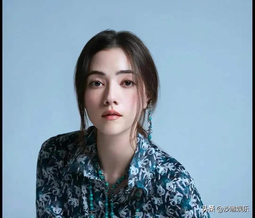 “准豪门儿媳”娜然，深夜高调晒照！

3月25日深夜，霍启山的未婚妻娜然突然冲上