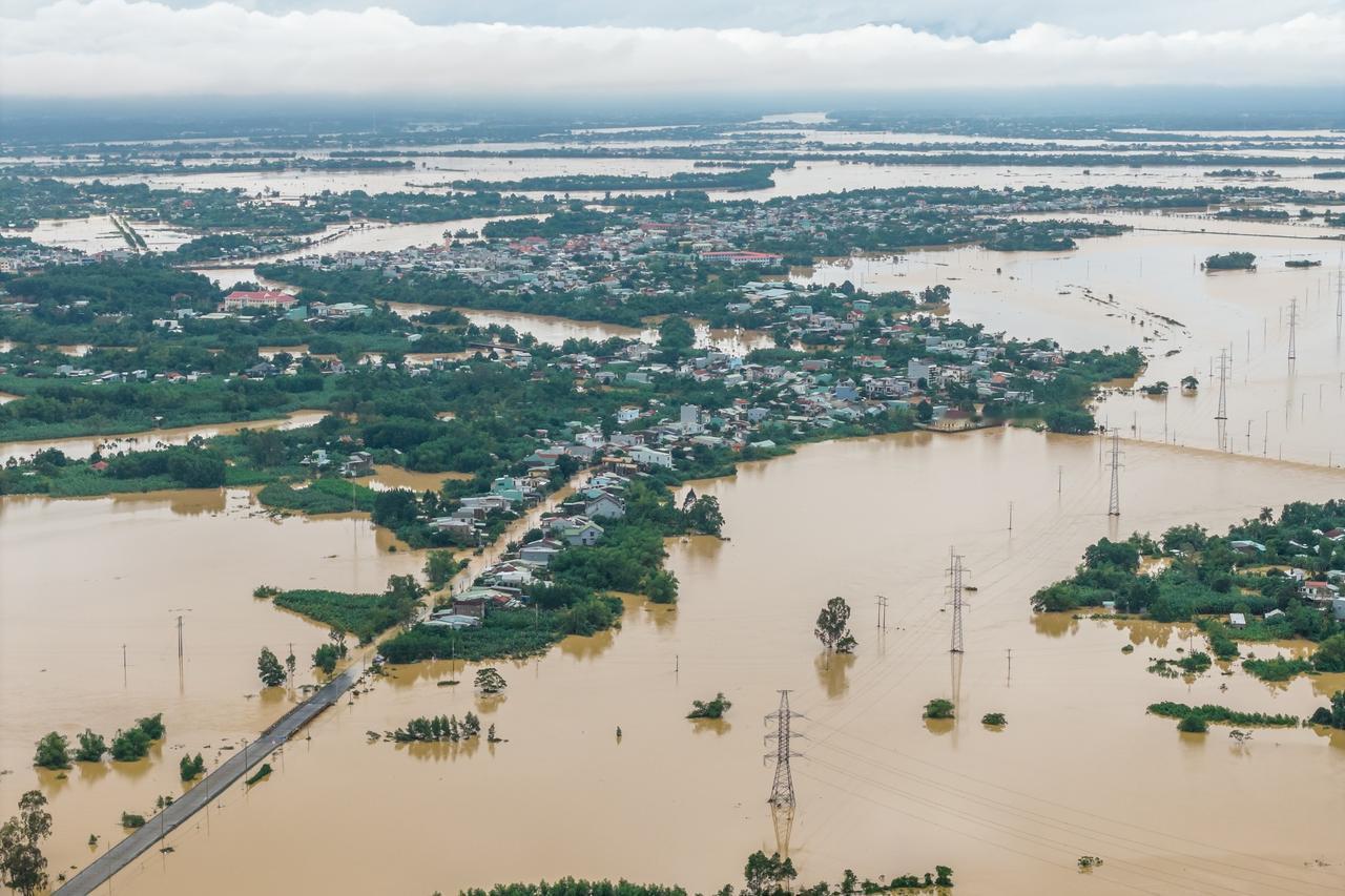 看了FACEBOOK，越南这洪水怎么涨起来的，这么多天还没退，这得多少人受灾啊