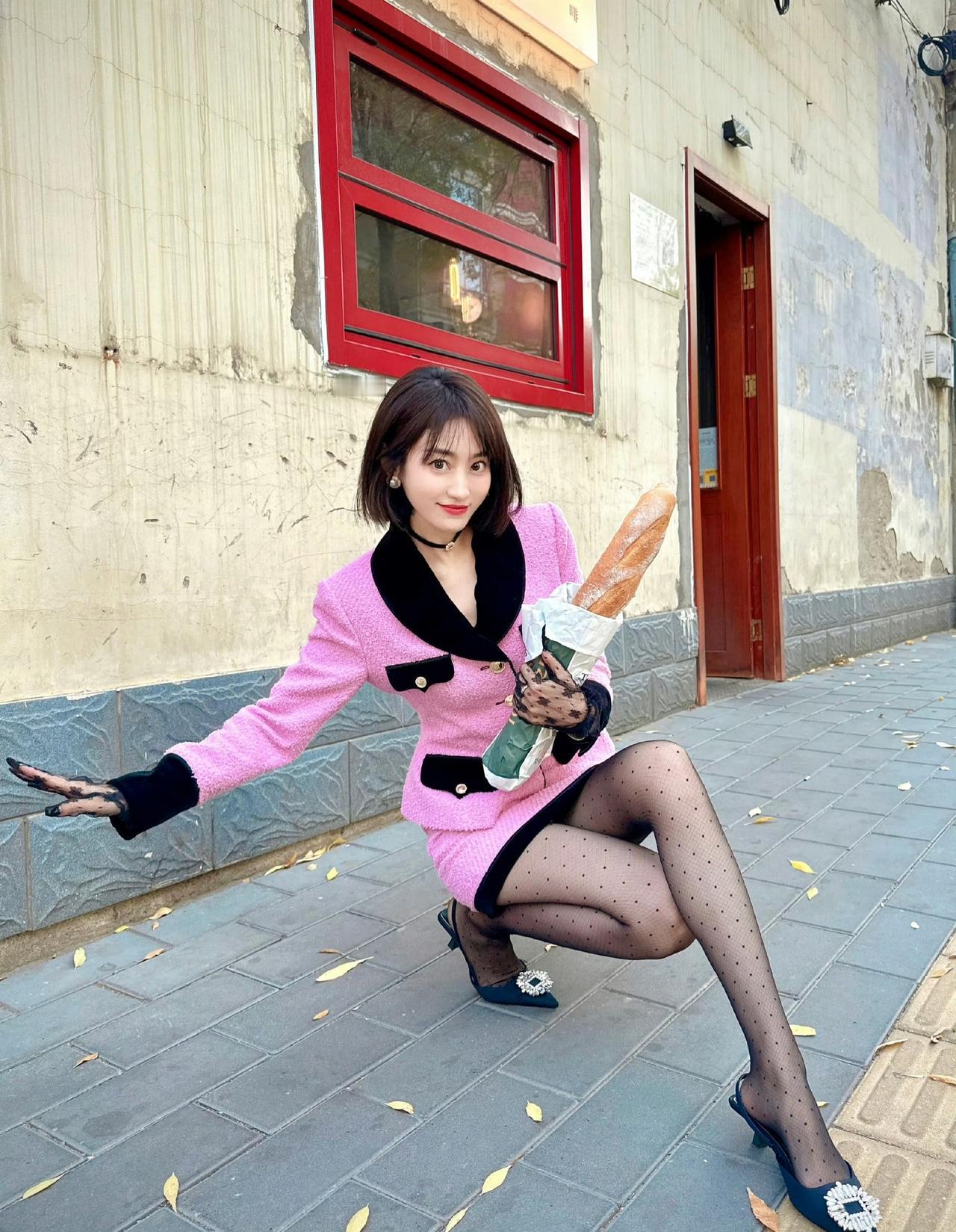 这套穿搭将甜酷名媛风与复古法式感巧妙融合，风格吸睛又具少女感。粉色粗花呢套装充满