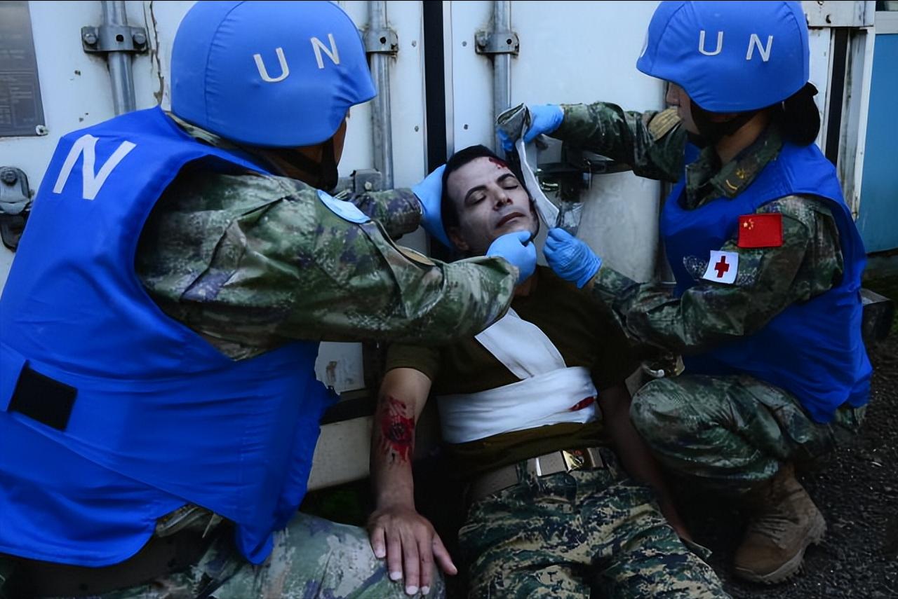 噩耗传来，一名印尼维和人员，在黎巴嫩南部执行任务时不幸遇袭身亡，还有3名同伴被打