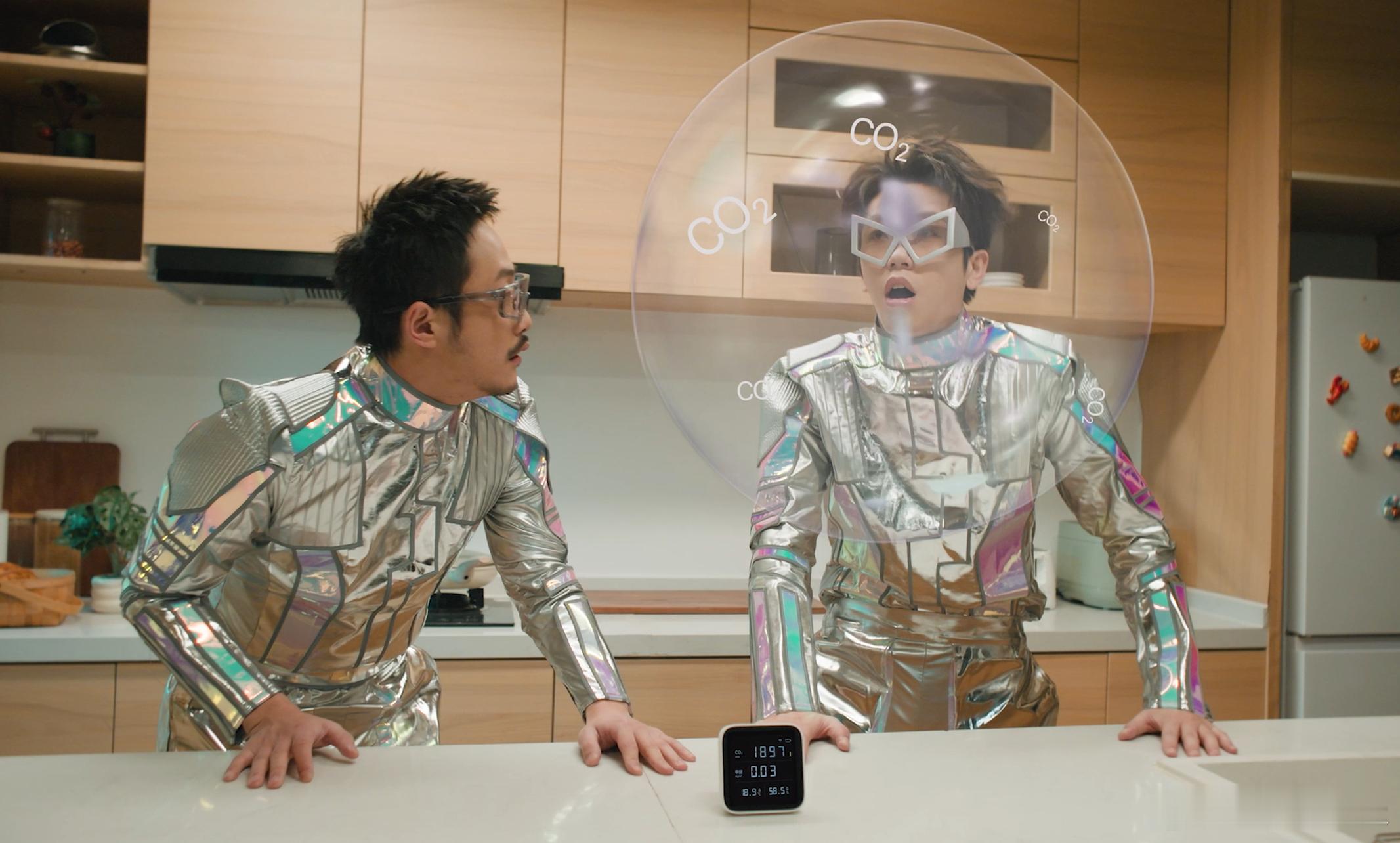 看完《外星人》短片只有一个感想：张兴朝和李嘉诚怕不是被喜剧之神吻过吧？演个外星人