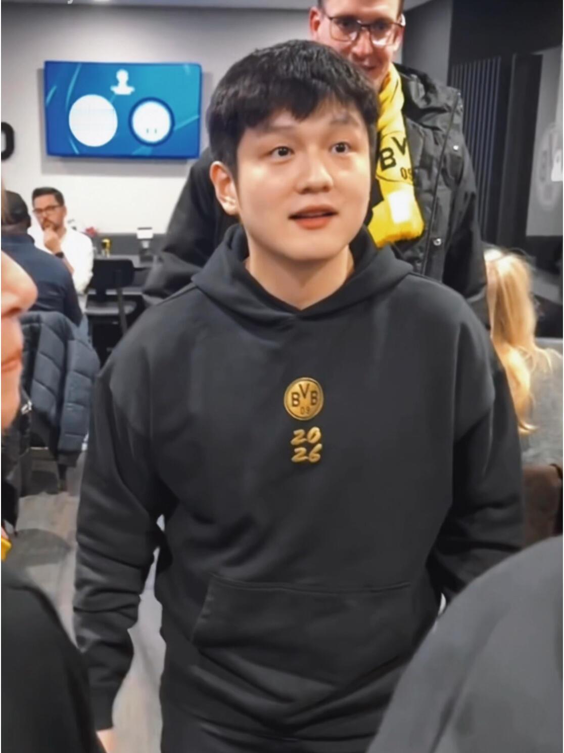 东哥真的好吃惊，好友在身边，粉丝增多，真的不知道这么多人喜欢他吗！
游刃有余跨越