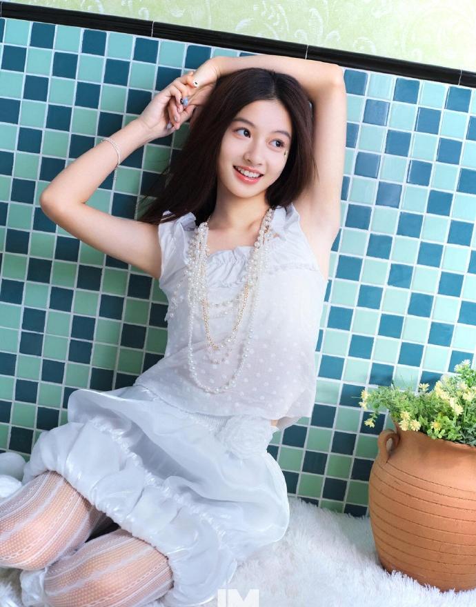 七七的杂志 看看咋样捏 ​​​