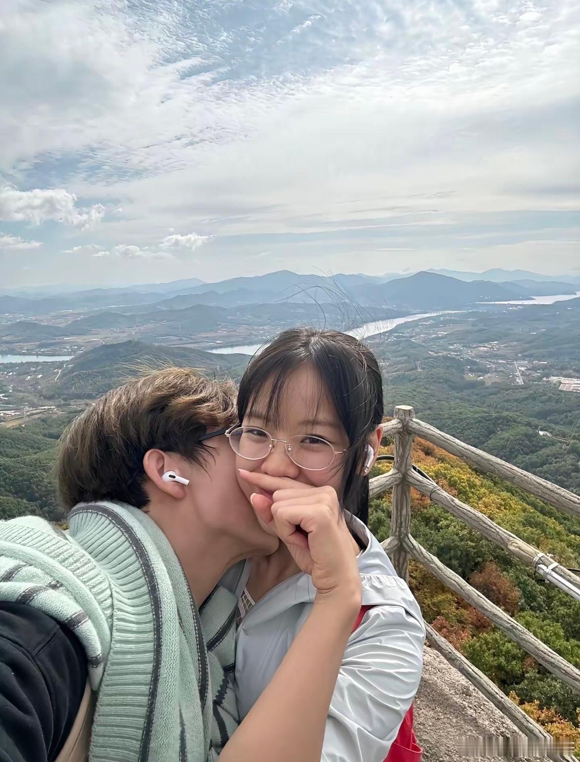 和喜欢的女孩在山顶的合照 