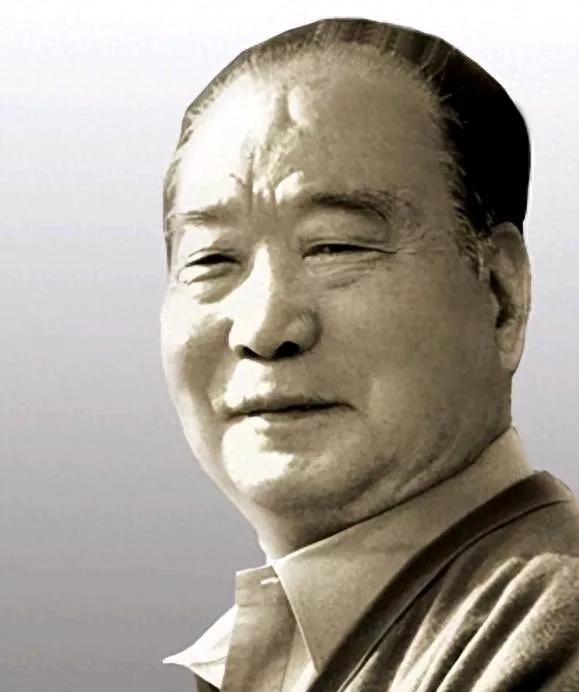 那天王老倔一粪叉抡过去，罗国范脑袋开花，血顺着耳朵往下淌。没人知道他刚把三份日军