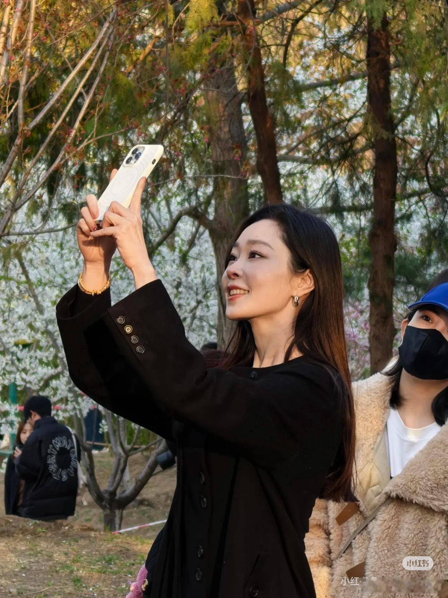 玉渊谭偶遇宋轶 玉渊谭边，春风拂面，偶遇宋轶踏青，真人美得让人心动，气质高雅，身