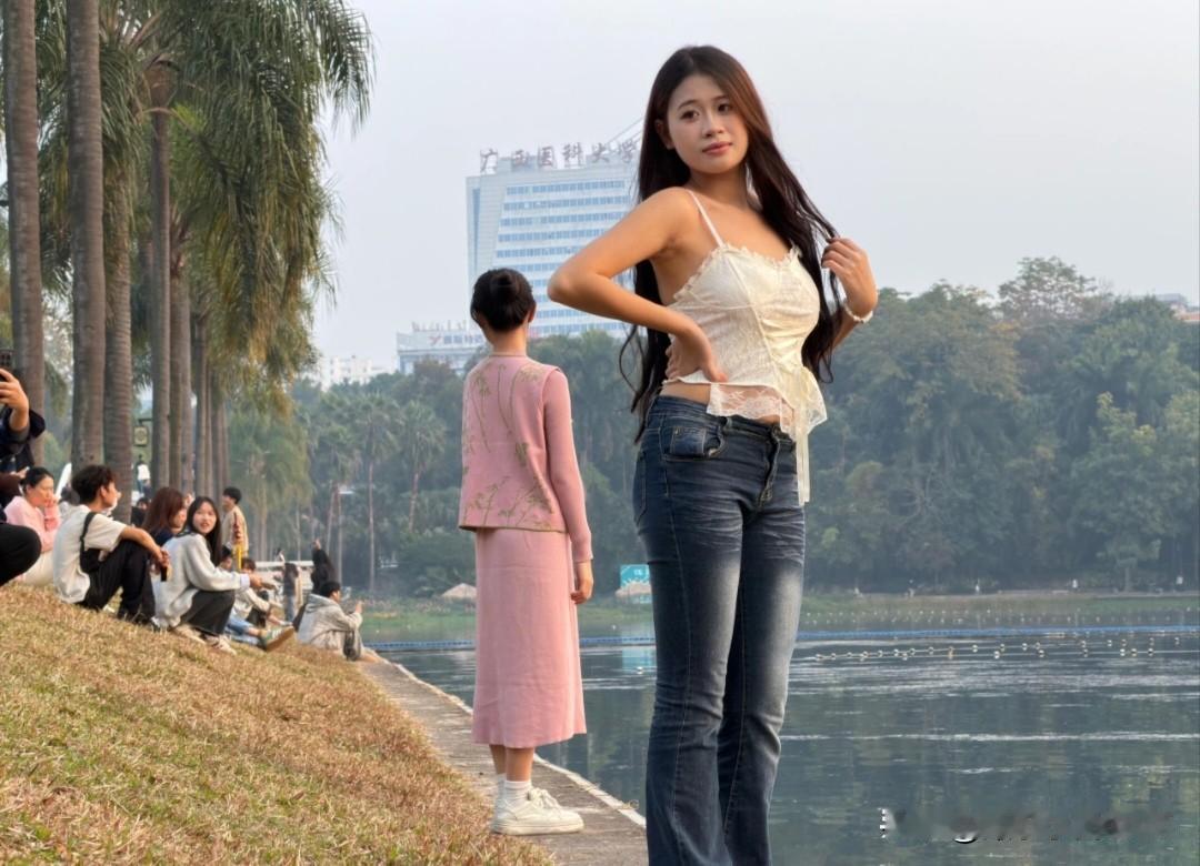 专业相机的摆拍和路人的手机随手拍之间，还是挺有点差距的！