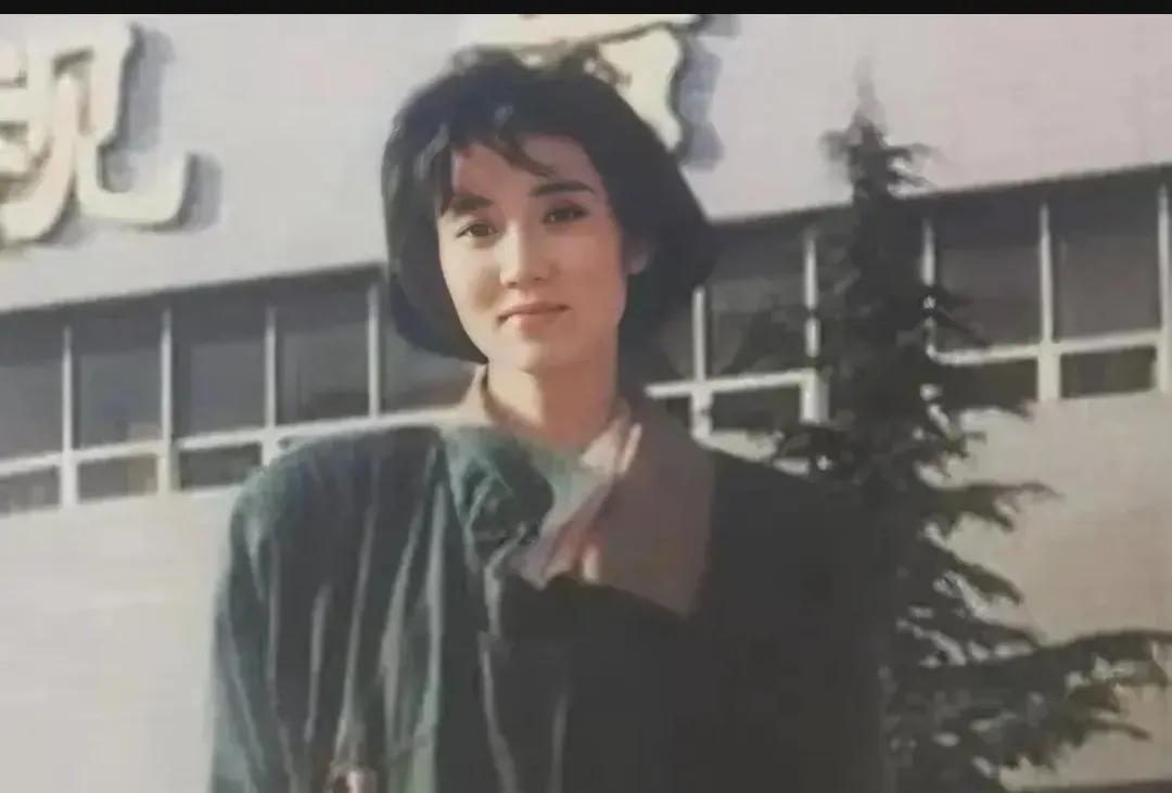 90年代初，一名年轻的主持人，留下了这一张照片，镜头中的她，剪着一头短发，看起来
