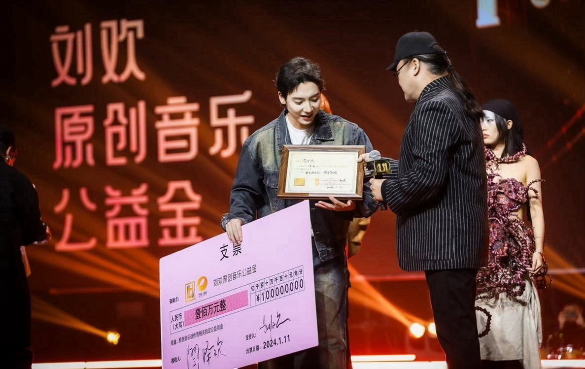 刘欢每年出100万资助年轻音乐人刘欢每年拿出一百万资助有才华的年轻音乐人，给了很