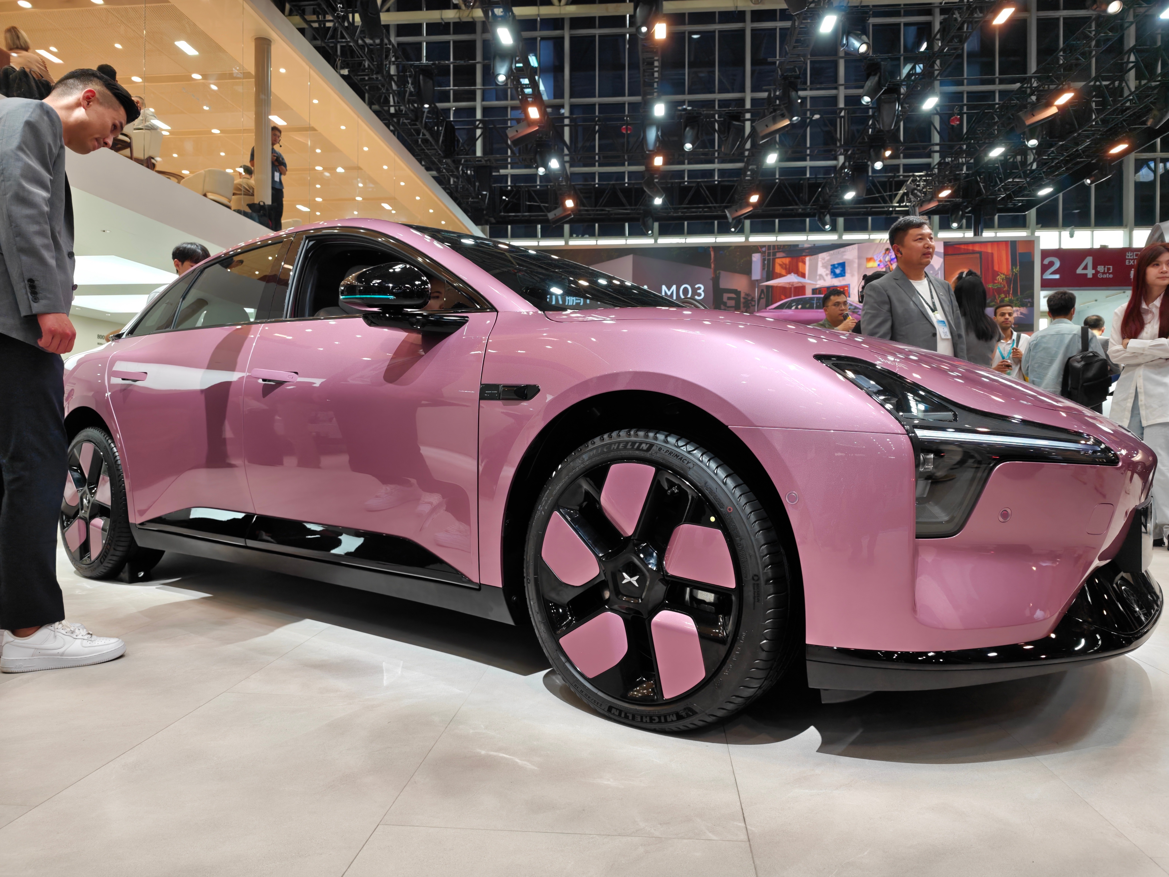 来到了小鹏展台，虽说今天展出的重点是刚刚发布的小鹏GX，但我们熟悉的老朋友小鹏A