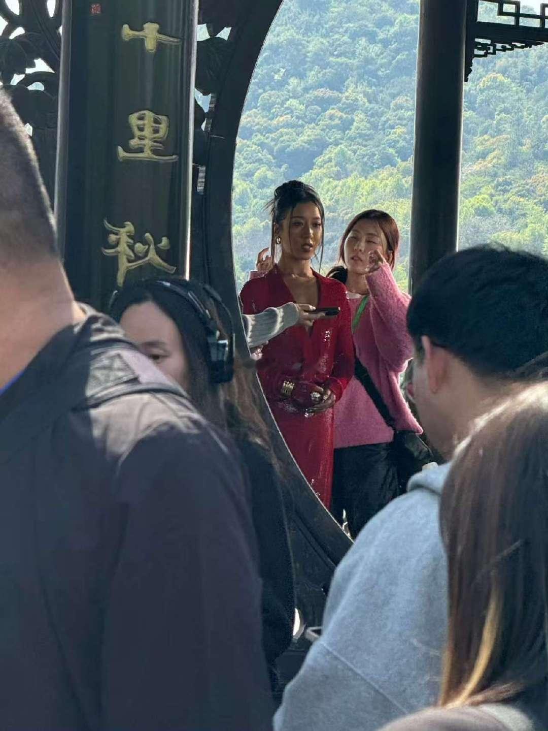 湘湖偶遇吉克隽逸 春日湘湖，因吉克隽逸而更加精彩！她一身红色亮片连衣裙，活力满满