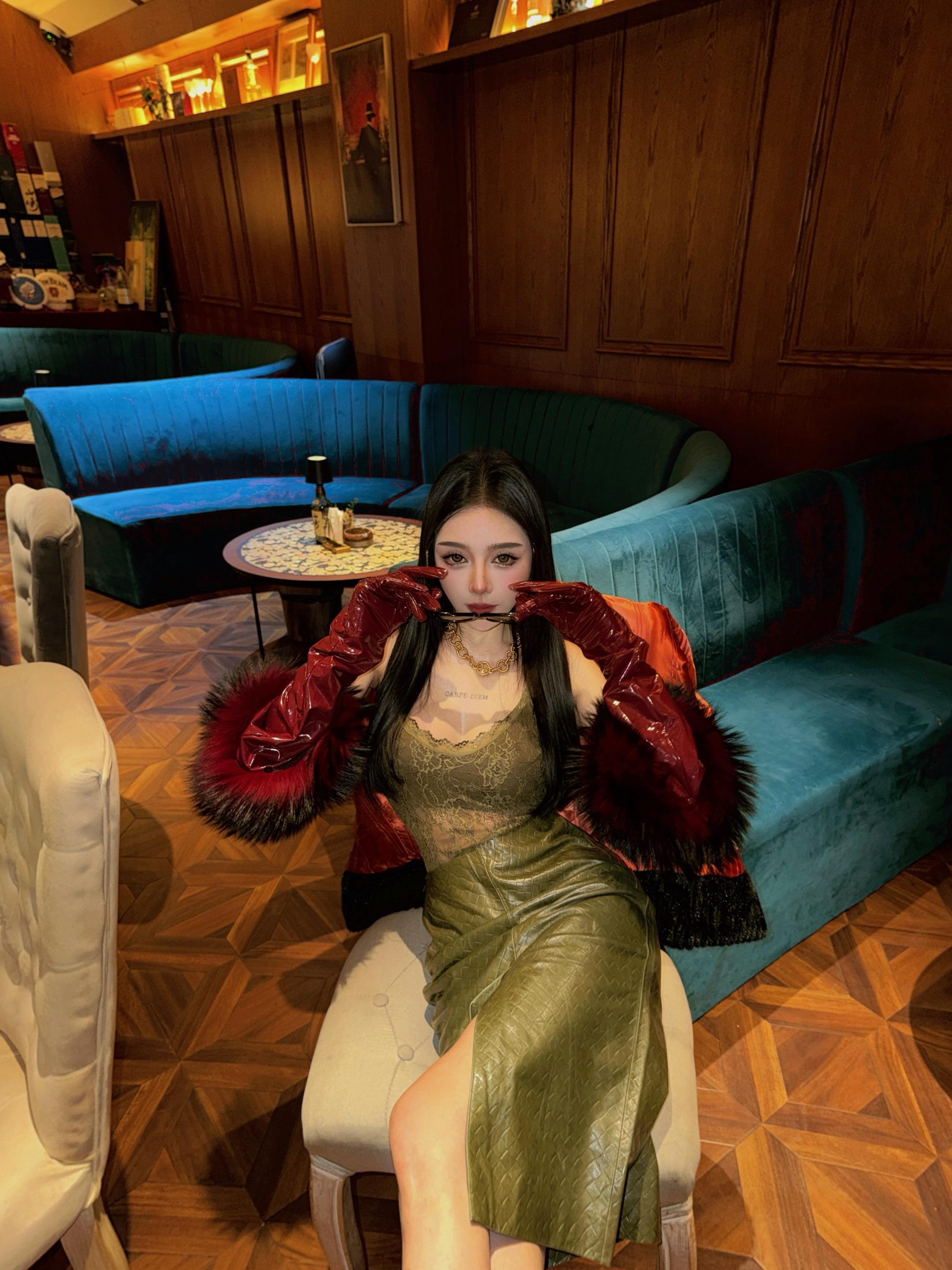 我从不需要男人来提升我的层次 谁站在我身边 都是他上辈子求来的