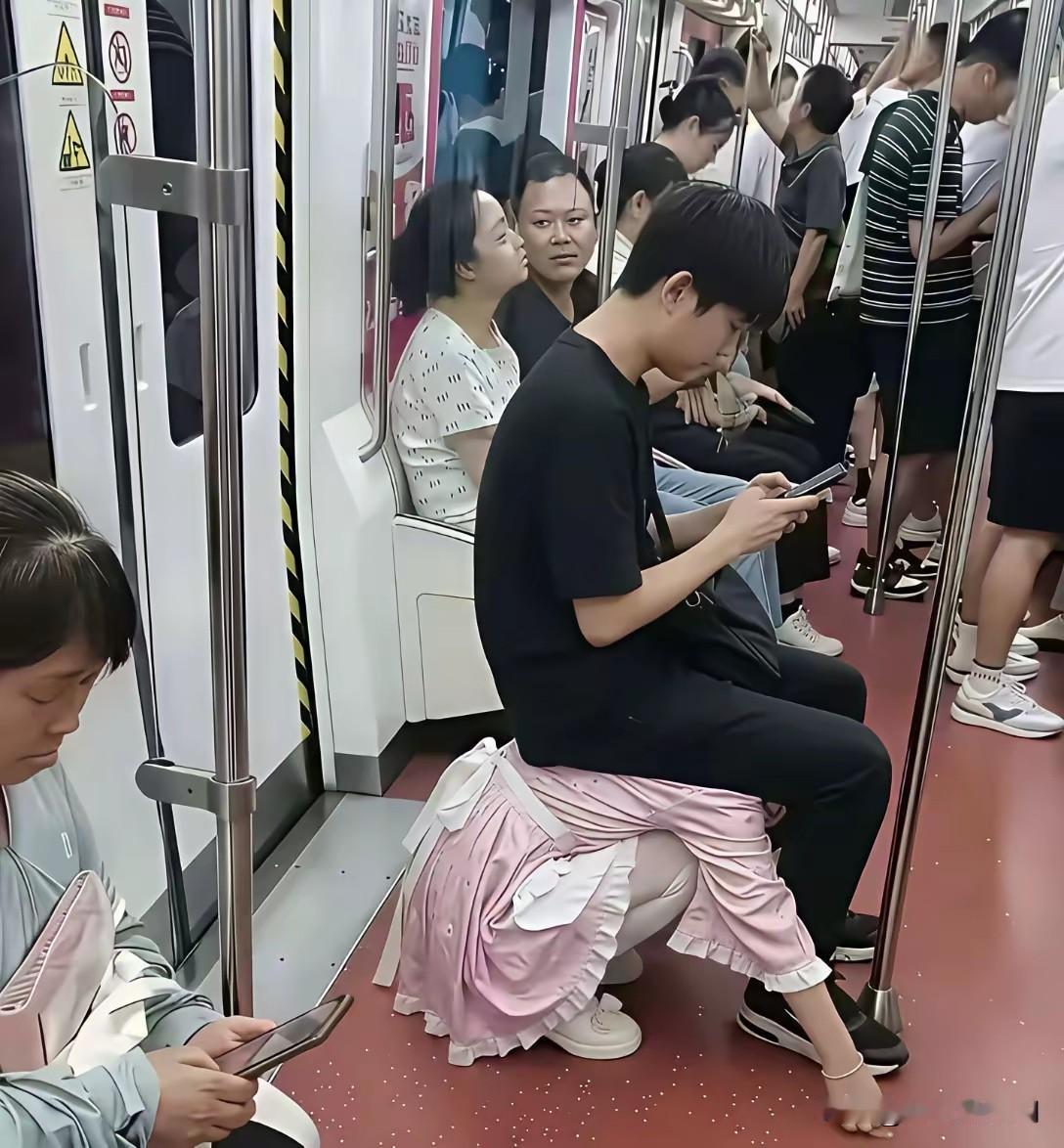 地铁上有人用诧异的眼光看着他们有人用鄙视的眼光瞟一眼，这孩子也太不是男人了！换句