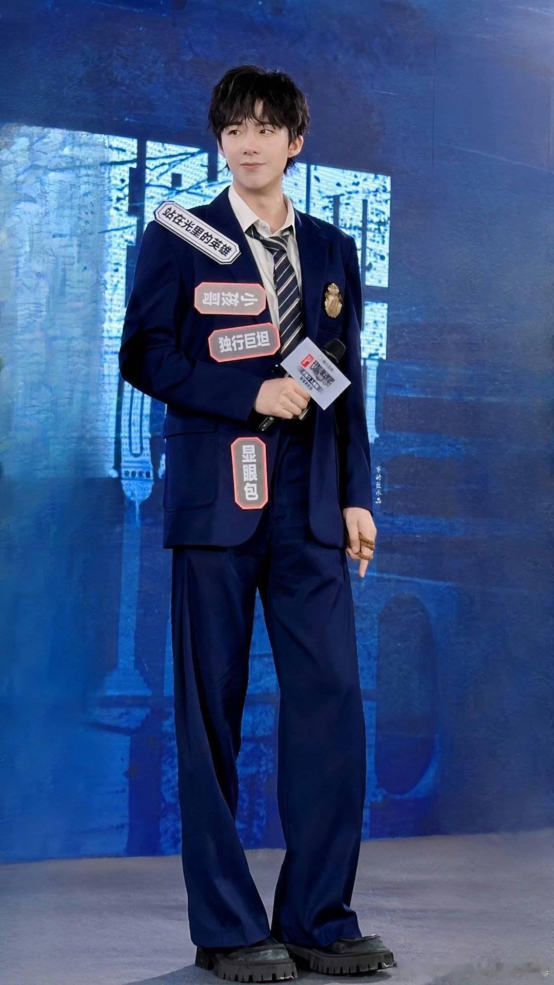 刘宇宁真的太吸引人了！昨天被泼成那样了，还记得给对手递毛巾出去，情绪稳定，性格好