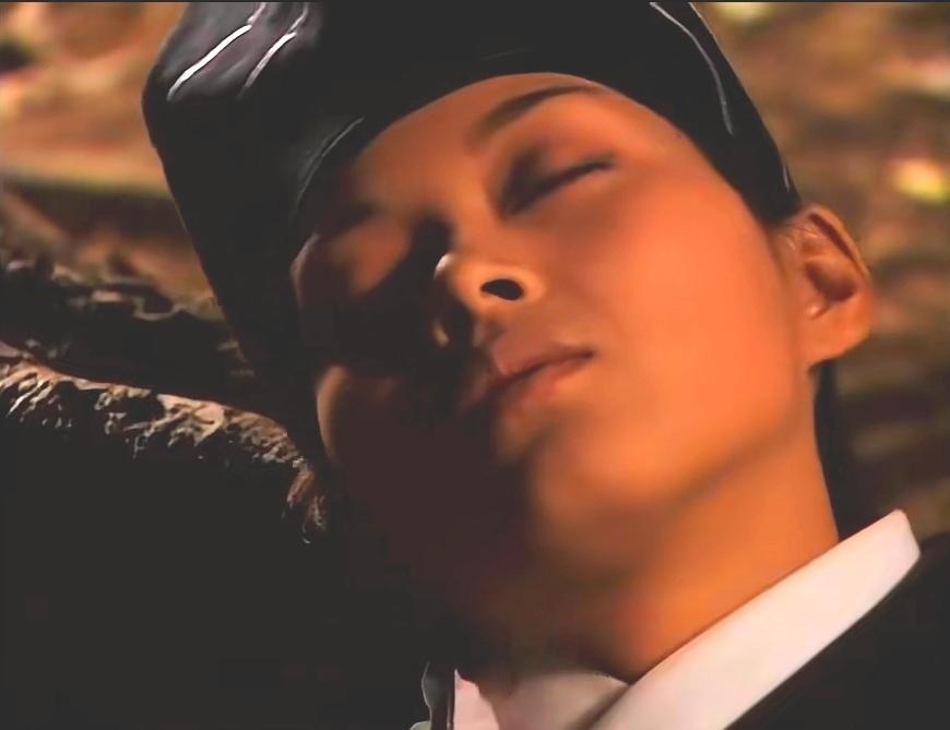 阿朱是怎么换回女装的？
阿朱一时顽皮，
乔装成小沙弥的模样
跑到少林寺偷经书
恰