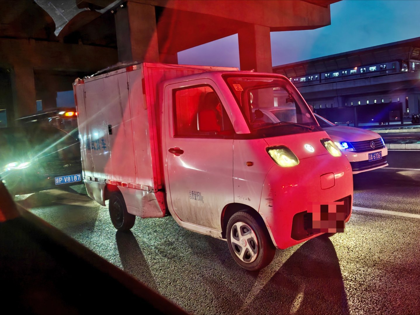 这车我是真不认识了，有没有见多识广的网友帮忙认认这是什么细狗车