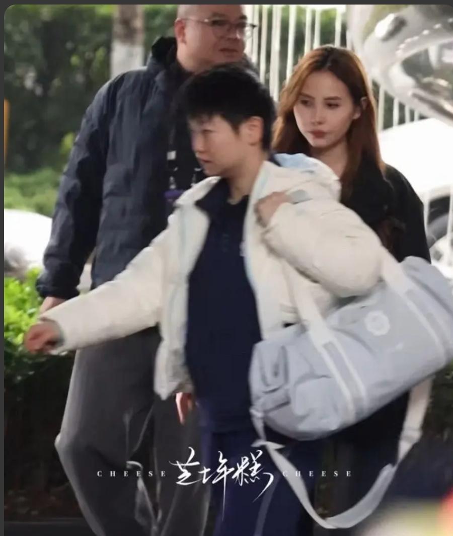 国乒大部队出发成都封训了，全力冲刺澳门世界杯。
成都的莎迷乐坏啦！“和莎莎在同一