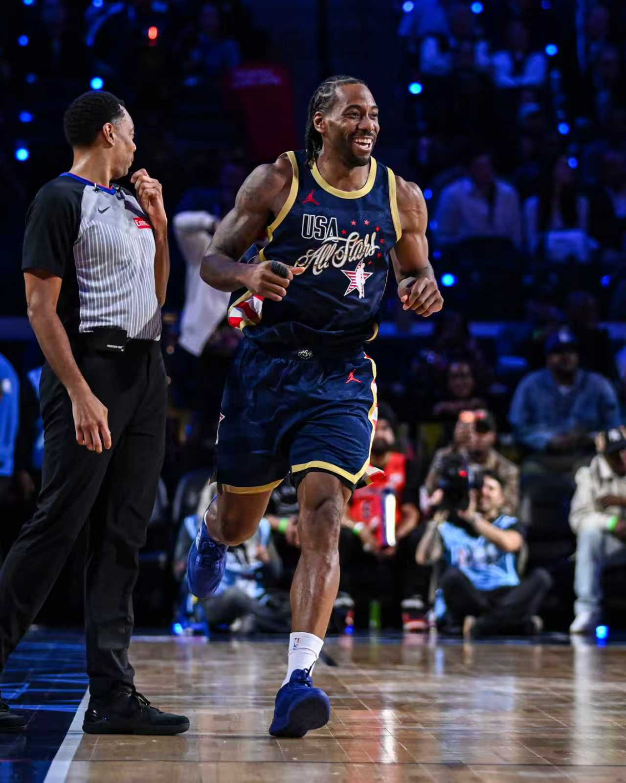 小卡笑的这么开心！我几乎没看过伦纳德脸上有这么丰富的表情！伦纳德全明星单节31分