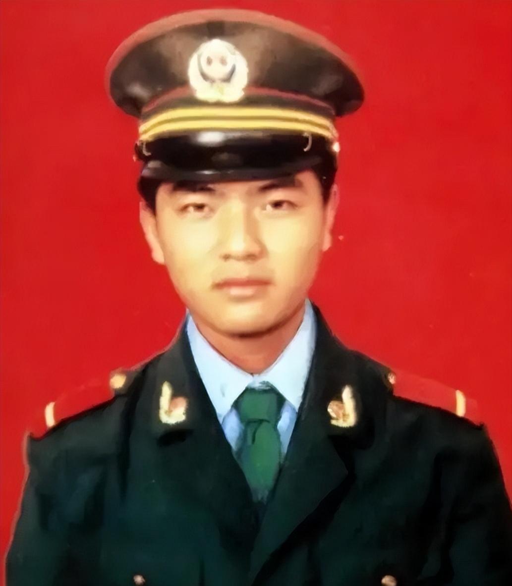 1992年10月，一武警战士独自押送四名不法分子回中队，突然，一个歹徒冲上来死死