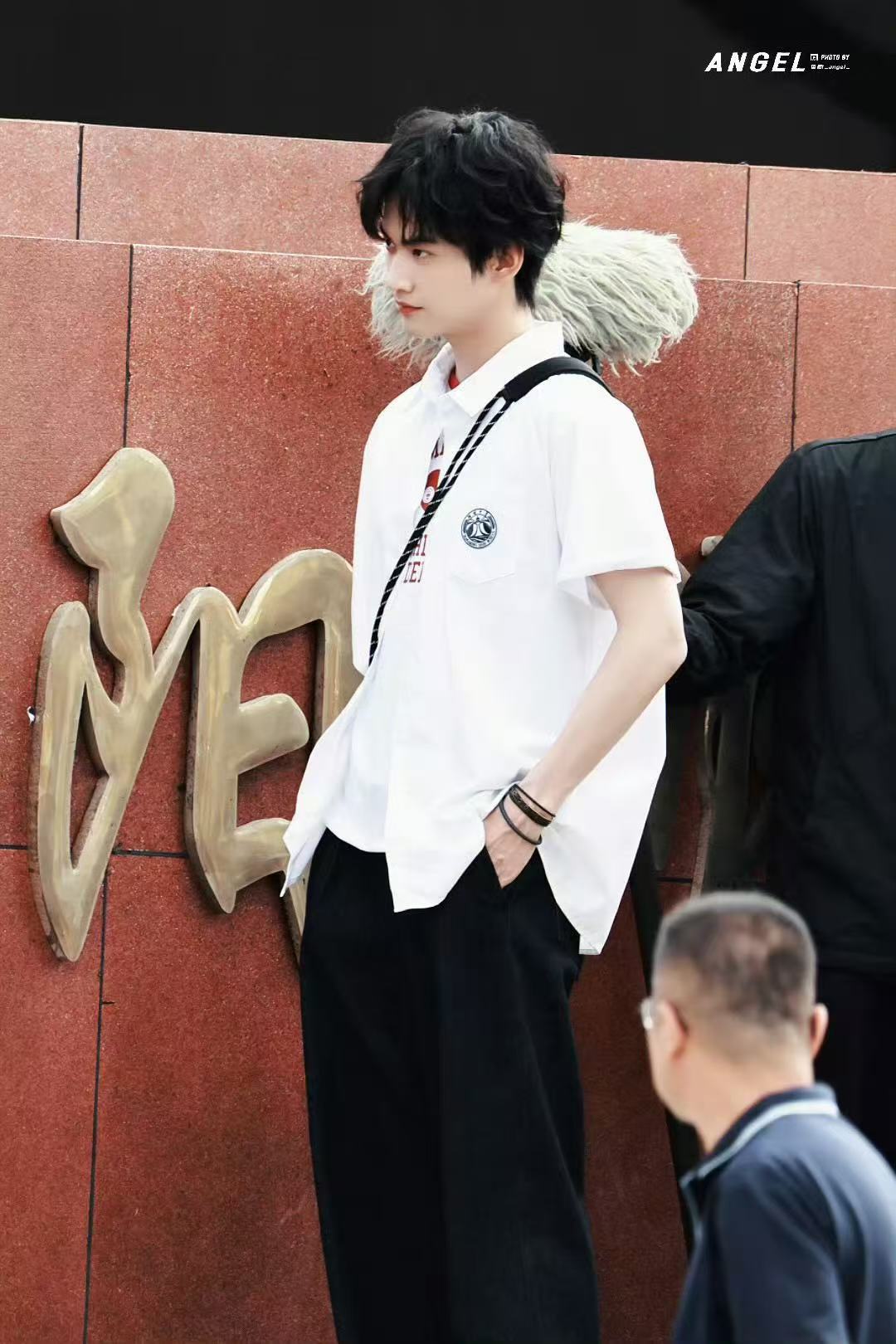 周柯宇炽夏白衬衫校服路透 完全就是高中时期暗恋的学长！！！周柯宇穿上校服青春又肆