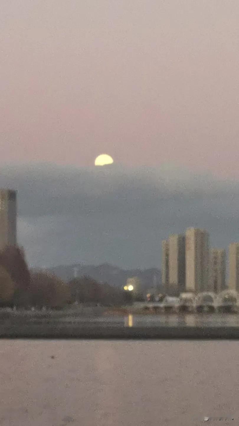 今晚中国最东边的月亮，历史最大难得见。