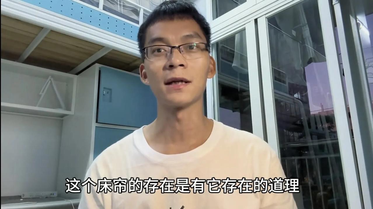 唐尚珺终于想通了，开始带货了？
刚刚，唐尚珺更新视频，视频中他买了宿舍专用床帘。